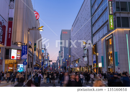 東京:假日期間新宿東口步行街和市中心 東京:假日期間新宿東口步行街和市中心 135160658