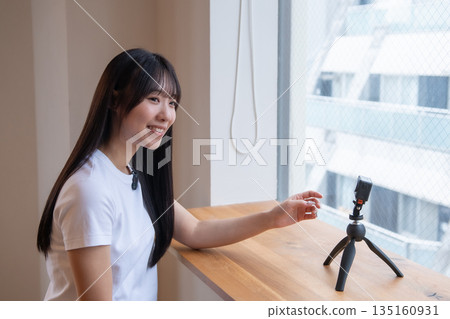Live streaming, wireless microphone, broadcaster, female broadcaster, video broadcasting, soothing, older sister type, younger sister type 135160931