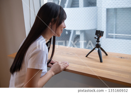 直播、無線麥克風、主播、女主播、影片直播、療癒系、姊姊型、妹妹型 135160932