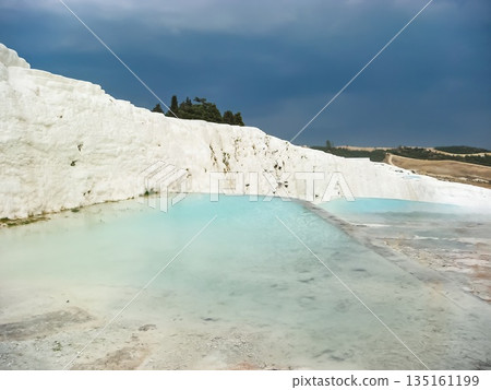 土耳其棉花堡翠綠的海水 135161199