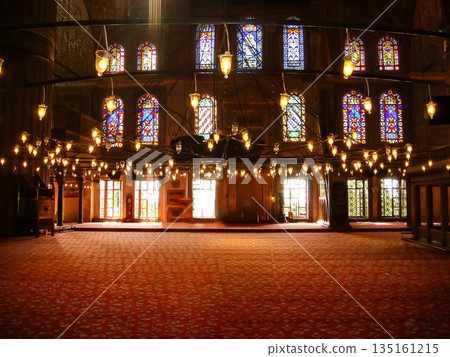 土耳其伊斯坦堡的清真寺內 135161215