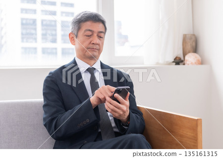 Business image: Fixer, company employee, retirement, leader, smartphone, management, meeting, private lesson instructor 135161315