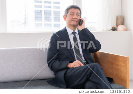 商業形象：問題解決者、公司員工、退休、領導者、智慧型手機、管理、會議、私人課程教練 135161320