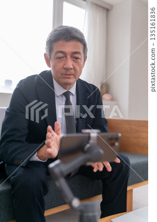 Lounge, office worker, meeting, smartphone, gimbal, venture, senior, executive, middle-aged, executive, video streaming Lounge, office worker, meeting, smartphone, gimbal, venture, senior, executive, middle-aged, executive, video streaming 135161836