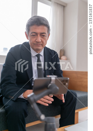 休息室、辦公室職員、會議、智慧型手機、雲端、創業、老年人、高階主管、中年人、高階主管、視訊串流媒體 135161837