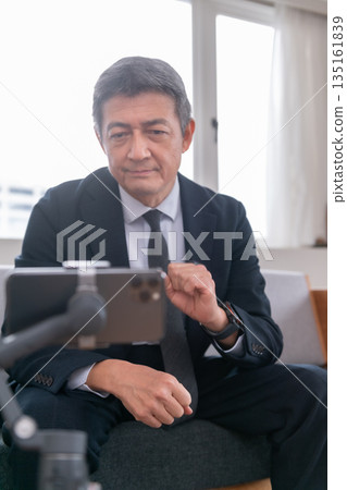 休息室、辦公室職員、會議、智慧型手機、雲端、創業、老年人、高階主管、中年人、高階主管、視訊串流媒體 135161839