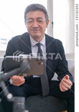 休息室、辦公室職員、會議、智慧型手機、雲端、創業、老年人、高階主管、中年人、高階主管、視訊串流媒體 135161842