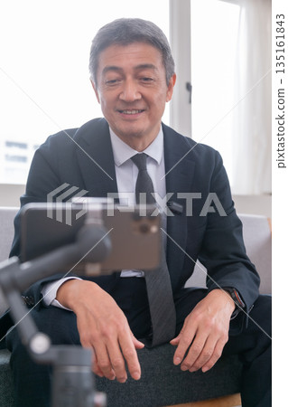 休息室、辦公室職員、會議、智慧型手機、雲端、創業、老年人、高階主管、中年人、高階主管、視訊串流媒體 135161843