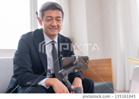 休息室、辦公室職員、會議、智慧型手機、雲端、創業、老年人、高階主管、中年人、高階主管、視訊串流媒體 135161845