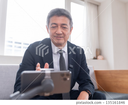 休息室、辦公室職員、會議、智慧型手機、雲端、創業、老年人、高階主管、中年人、高階主管、視訊串流媒體 135161846