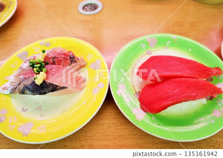 傳送帶壽司：鮪魚和竹莢魚 135161942