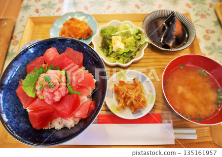 Seafood rice bowl set Seafood rice bowl set 135161957