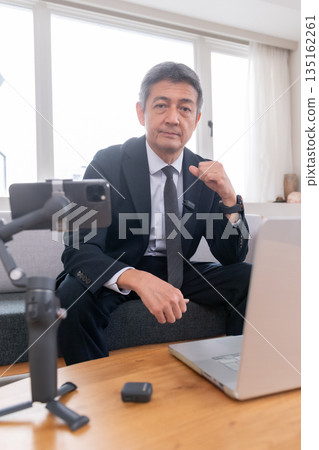 休息室、辦公室職員、會議、智慧型手機、雲端、創業、老年人、高階主管、中年人、高階主管、視訊串流媒體 135162261