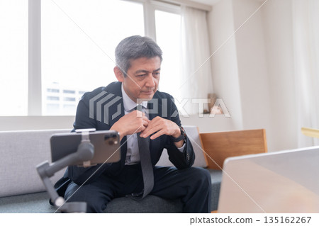 休息室、辦公室職員、會議、智慧型手機、雲端、創業、老年人、高階主管、中年人、高階主管、視訊串流媒體 135162267