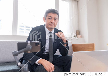 Lounge, office worker, meeting, smartphone, gimbal, venture, senior, executive, middle-aged, executive, video streaming Lounge, office worker, meeting, smartphone, gimbal, venture, senior, executive, middle-aged, executive, video streaming 135162268