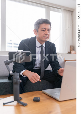 Lounge, office worker, meeting, smartphone, gimbal, venture, senior, executive, middle-aged, executive, video streaming Lounge, office worker, meeting, smartphone, gimbal, venture, senior, executive, middle-aged, executive, video streaming 135162271