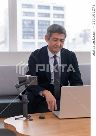 Lounge, office worker, meeting, smartphone, gimbal, venture, senior, executive, middle-aged, executive, video streaming Lounge, office worker, meeting, smartphone, gimbal, venture, senior, executive, middle-aged, executive, video streaming 135162272