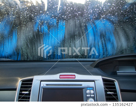 從車內拍攝的洗車畫面 135162427