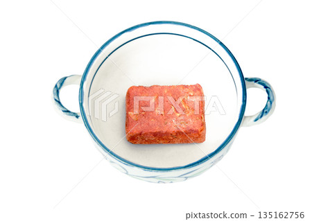 Freeze-dried Western-style tomato soup before pouring hot water [White background, cutout] 135162756