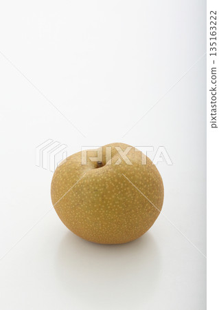 白色背景上的梨 135163222