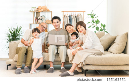 三代同堂在客廳放鬆地看著電腦，家庭（聚會） 135163551