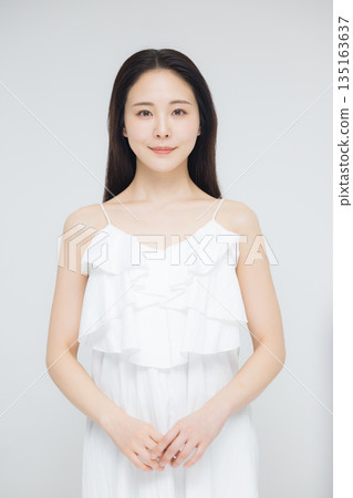 美女模特年輕女子 135163637