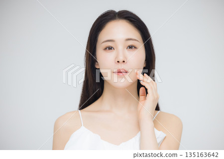 美女模特年輕女子 135163642