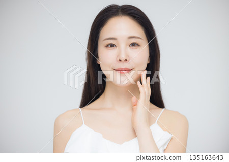 美女模特年輕女子 135163643