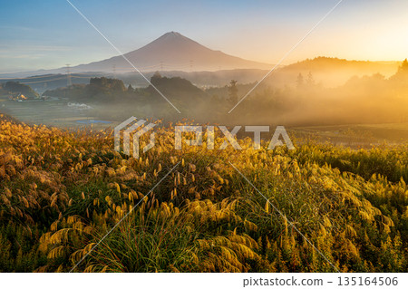 里山和富士山籠罩在晨霧之中 里山和富士山籠罩在晨霧之中 135164506