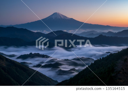 黎明時分,從清水區吉原眺望雲海與富士山。 黎明時分,從清水區吉原眺望雲海與富士山。 135164515