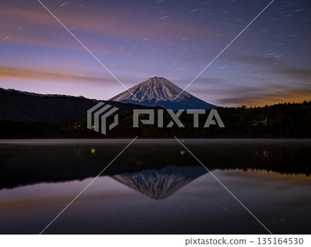黎明前，從西湖眺望晨曦，富士山在晨光中若隱若現 135164530