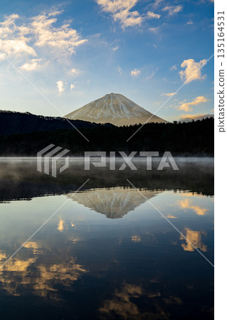 Inverted Fuji seen from Lake Saiko early in the morning 135164531