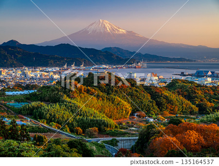 Autumn Shimizu Port and Mt. Fuji seen from Nihon-daira at dawn 135164537