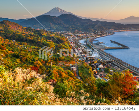 從佐田峠眺望前山和富士山的秋葉 135164542
