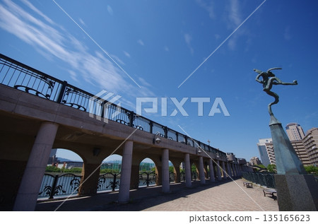 芙蕾愛橋,一座橫跨飛井河的兩層橋。 芙蕾愛橋,一座橫跨飛井河的兩層橋。 135165623