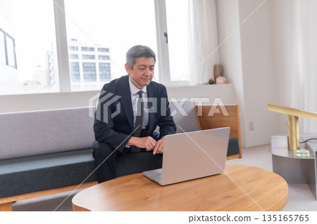 Lounge, office worker, meeting, smartphone, gimbal, venture, senior, executive, middle-aged, executive, video streaming Lounge, office worker, meeting, smartphone, gimbal, venture, senior, executive, middle-aged, executive, video streaming 135165765