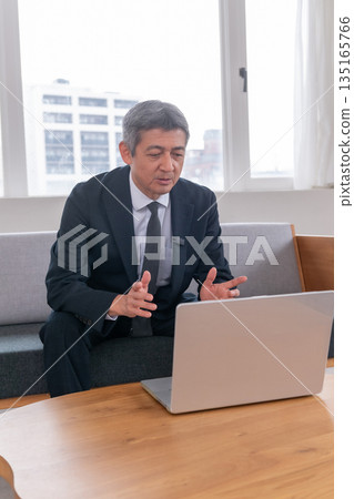 Lounge, office worker, meeting, smartphone, gimbal, venture, senior, executive, middle-aged, executive, video streaming Lounge, office worker, meeting, smartphone, gimbal, venture, senior, executive, middle-aged, executive, video streaming 135165766