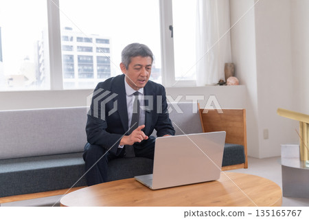 休息室、辦公室職員、會議、智慧型手機、雲端、創業、老年人、高階主管、中年人、高階主管、視訊串流媒體 135165767