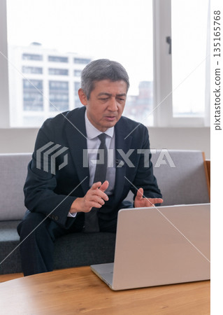 休息室、辦公室職員、會議、智慧型手機、雲端、創業、老年人、高階主管、中年人、高階主管、視訊串流媒體 135165768