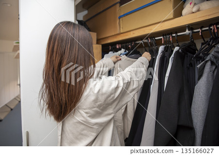 女人打開衣櫥 135166027