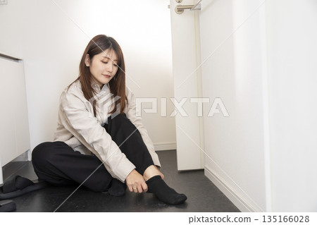 一個穿襪子的女人 135166028