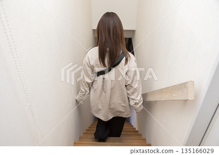 一個女人下樓梯 135166029