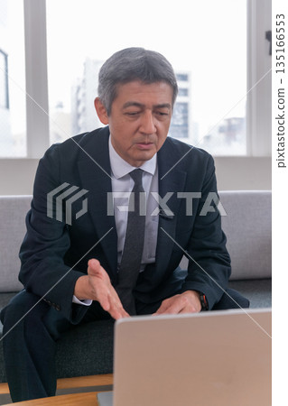 休息室、辦公室職員、會議、智慧型手機、雲端、創業、老年人、高階主管、中年人、高階主管、視訊串流媒體 135166553