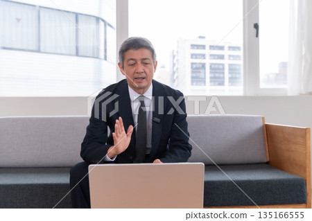 休息室、辦公室職員、會議、智慧型手機、雲端、創業、老年人、高階主管、中年人、高階主管、視訊串流媒體 135166555