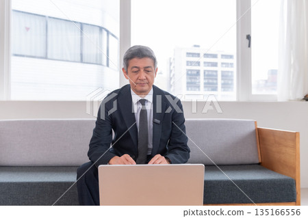 Lounge, office worker, meeting, smartphone, gimbal, venture, senior, executive, middle-aged, executive, video streaming Lounge, office worker, meeting, smartphone, gimbal, venture, senior, executive, middle-aged, executive, video streaming 135166556