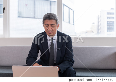 Lounge, office worker, meeting, smartphone, gimbal, venture, senior, executive, middle-aged, executive, video streaming 135166559