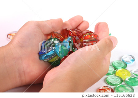 男孩的手拿著彈珠 男孩的手拿著彈珠 135166628