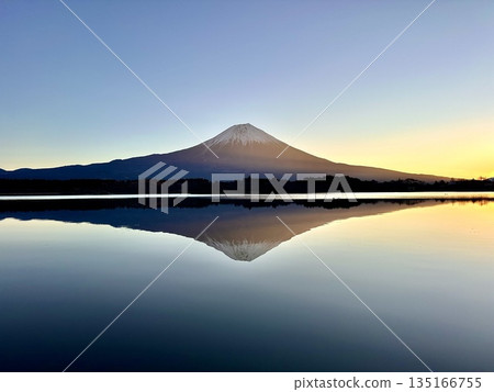 清晨，富士山的輪廓倒映在狸湖中。 135166755