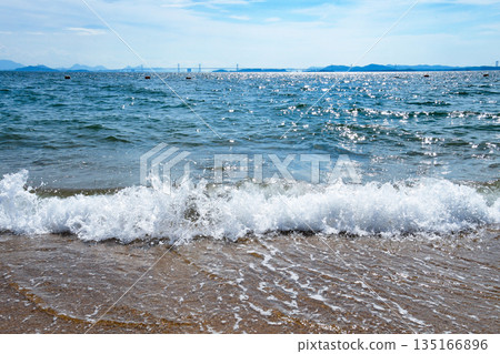 海浪拍岸的畫面 135166896