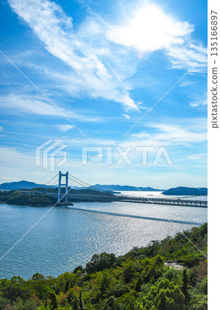 從鷲山展望台看到的背光下津井瀨戶大橋 135166897